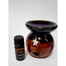 Parfumuoto kvapo dvispalvis garintuvas – žvakidė, kartu su parfumuotu namų kvapu „Rest“, 5 ml